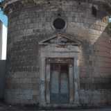 Il prospetto presenta una tipica muratura in tufo e mostra pochi ma essenziali elementi: il portale, semplice ed elegante, � delimitato da due colonne tuscaniche, un ordine proprio dell�architettura romana e successivamente rinascimentale